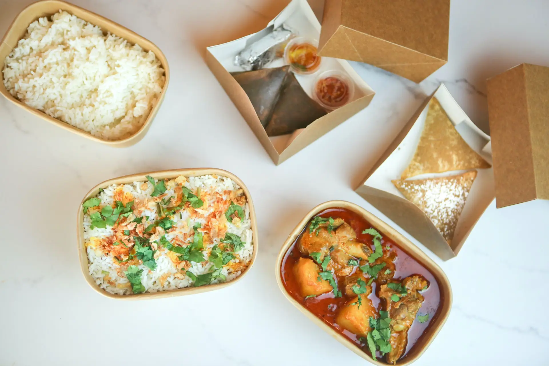 À grande e à indiana: Chamuças, caril ou biryani de cabrito para uma Páscoa… exótica