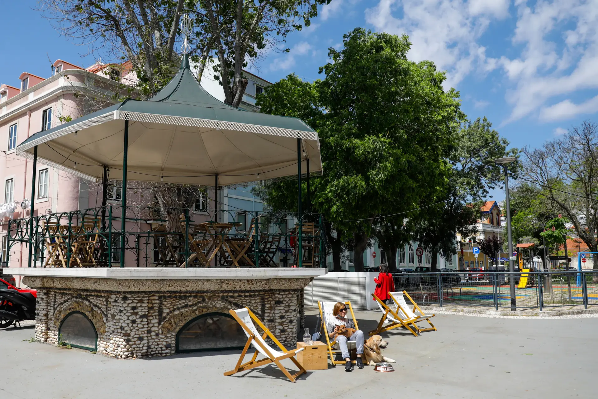 Receitas da avó inspiram restaurante que tem um coreto com sala principal