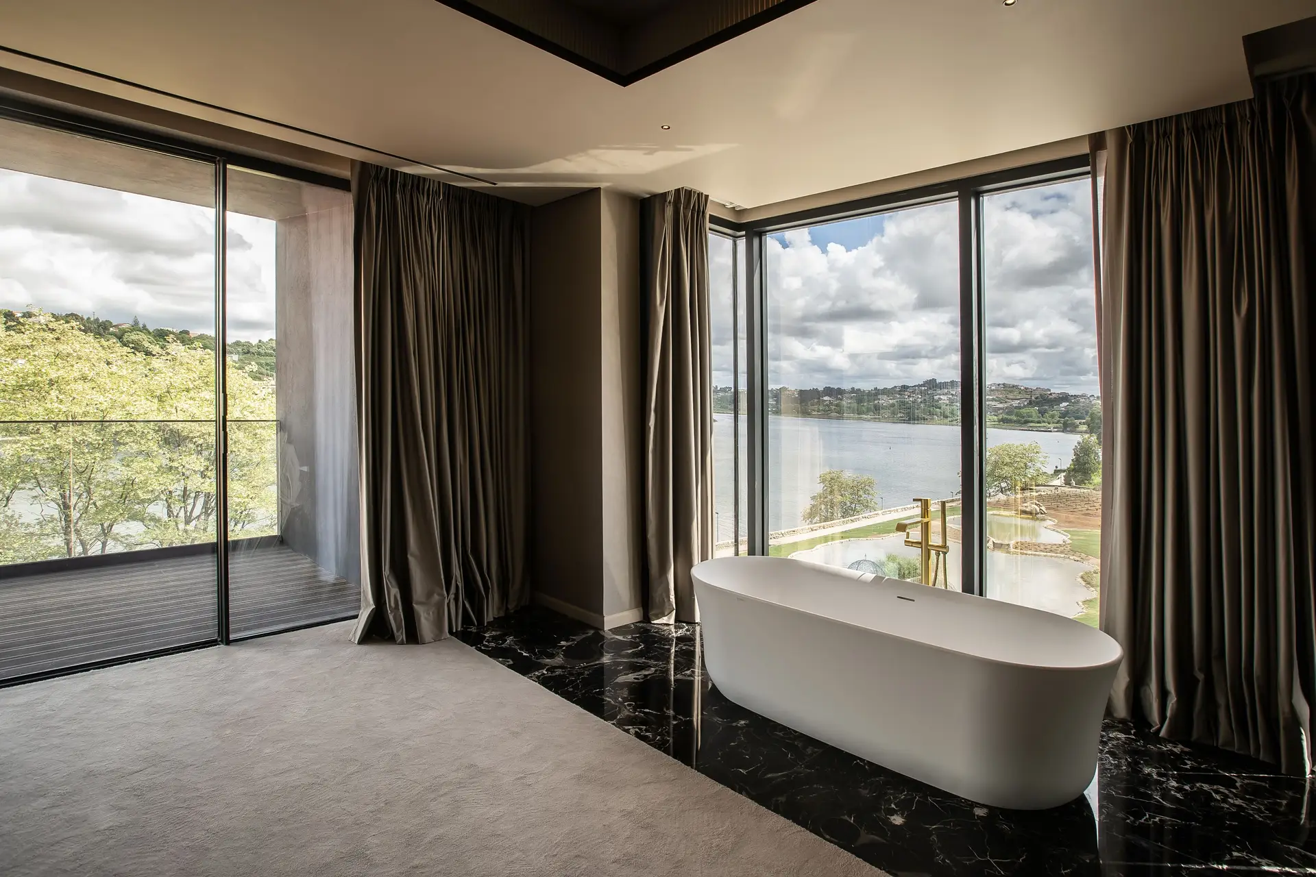 Ralph Lauren, Hermès ou Christian Lacroix? Este luxuoso hotel nas margens do Douro é uma ode aos grandes criadores e à arte de ser português