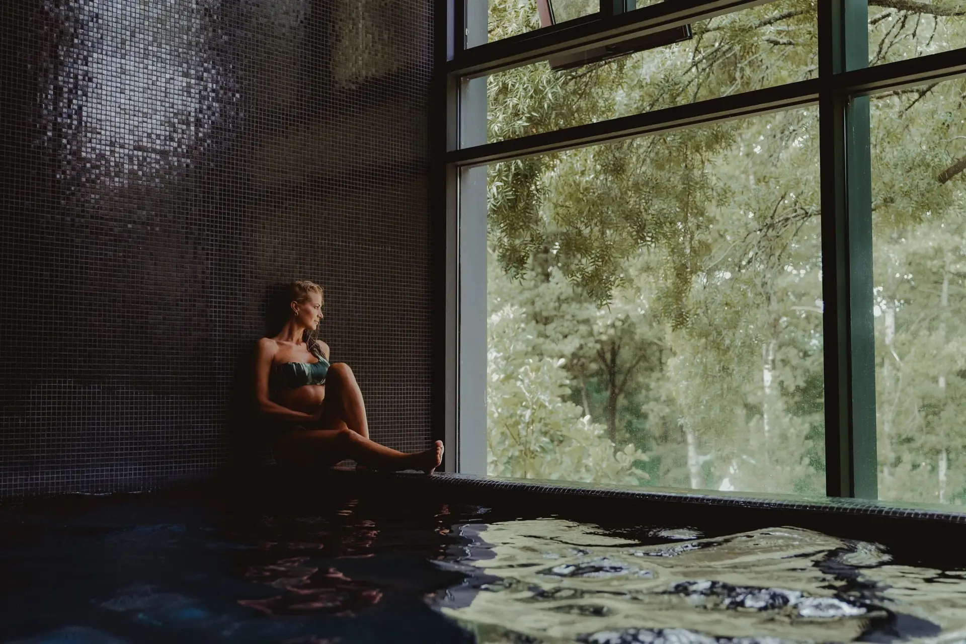 Aquecer corpo e alma em 10 hotéis com piscina interior de águas termais
