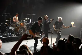 U2 dedicam canção a Anthony Bourdain