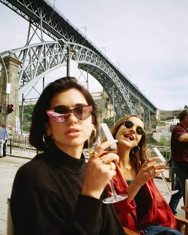 BLITZ - As férias de Dua Lipa em Portugal: veja as fotos da cantora no Porto e no Douro