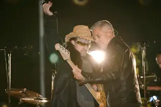 Adam Clayton, o "gentleman dos U2", dá autógrafos à porta de hotel lisboeta