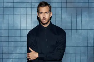 Calvin Harris de volta com Ariana Grande e Pharrell. Ouça “Heatstroke” aqui