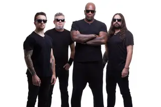 Sepultura no Porto em julho