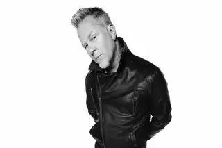 James Hetfield zanga-se e arremessa guitarra em concerto dos Metallica