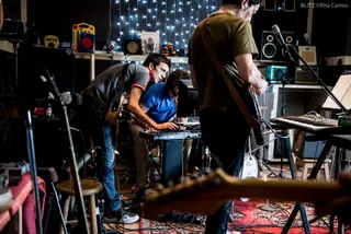 Manel Cruz e a sua banda, ensaiando para os concertos deste verão