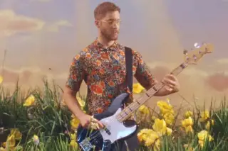 Calvin Harris dá boas-vindas ao verão a tocar baixo no vídeo de “Feels”, com Katy Perry, Pharrell, Big Sean e dois papagaios