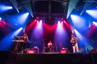 O verde transforma-se em vermelho e o resto fica a preto e branco: Moon Duo no Vodafone Paredes de Coura