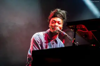 Veja aqui Benjamin Clementine a tocar “God Save the Jungle” e “Nemesis” no Vodafone Paredes de Coura