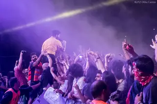 Os últimos minutos do concerto dos Foals e a festa do adeus do Vodafone Paredes de Coura: veja o vídeo