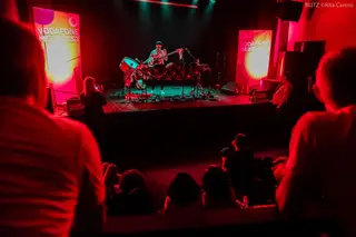 Surma dos pés descalços: a menina gigante que convenceu o Vodafone Mexefest que merecia um encore