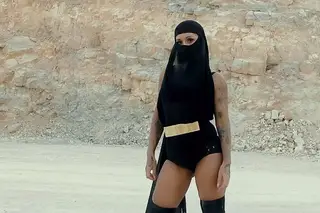 “Vira-me ao contrário... Ampulheta”. Ana Malhoa usa véu muçulmano no deserto