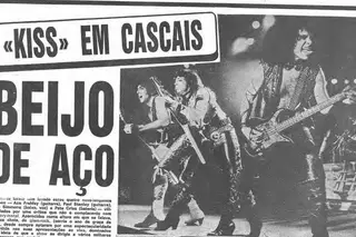 Em 1983 os Kiss atuavam pela primeira vez em Portugal. E há vídeos do concerto e de uma entrevista