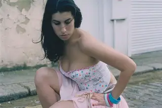 “Nunca estive apaixonada antes” cantava Amy Winehouse aos 17 anos. Ouça a canção inédita