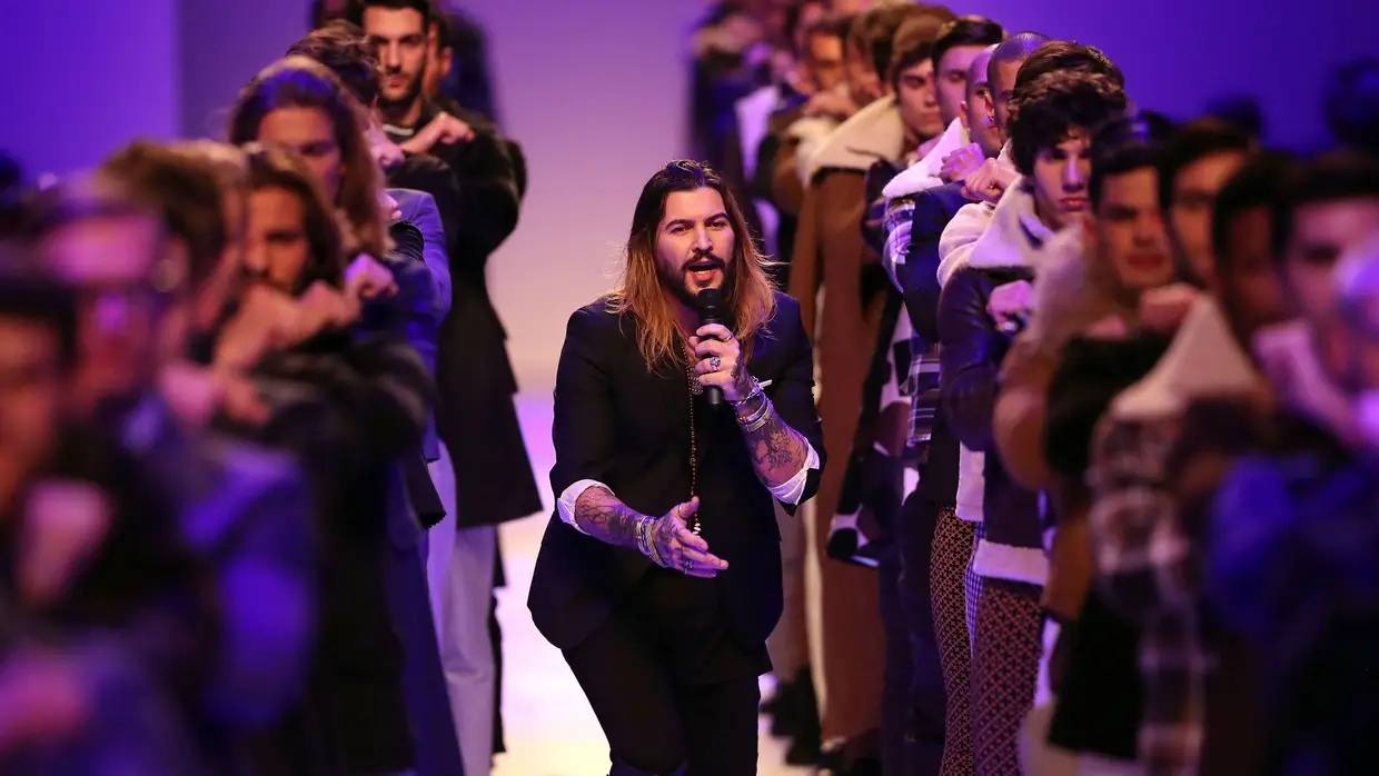 O cantor Xande interpretou 'Homem do Leme'