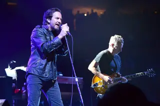 Pearl Jam homenageiam Anthony Bourdain no primeiro concerto da digressão que passa por Portugal