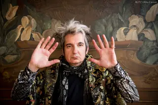 “Estive numa gaiola e de bico fechado. Um pássaro ainda canta, eu tinha o nó apertado”. A entrevista completa com Paulo Bragança