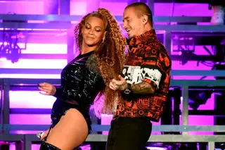 Beyoncé pisca o olho aos fãs latinos no Coachella e canta 'Mi Gente' com J Balvin. Veja aqui