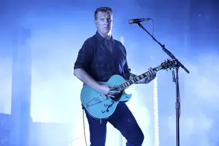 O tributo dos Queens of the Stone Age ao amigo Anthony Bourdain