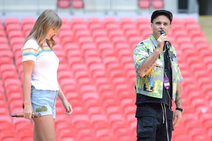 BLITZ Taylor Swift e Robbie Williams juntos em palco. E a cantar ‘Angels’