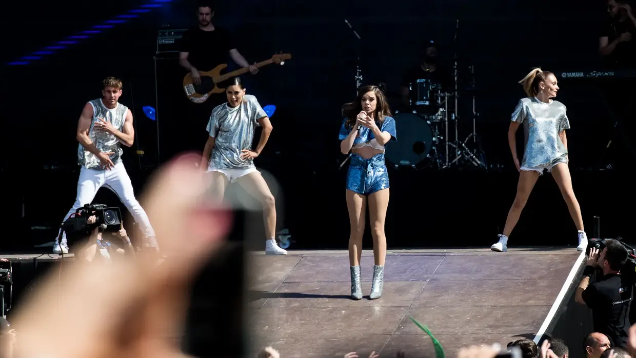 BLITZ – "Ai ela é tão linda". Ela é Hailee Steinfeld, a atriz e cantora