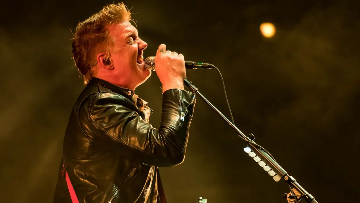 Sem pontapés mas com muita força, os Queens of the Stone Age