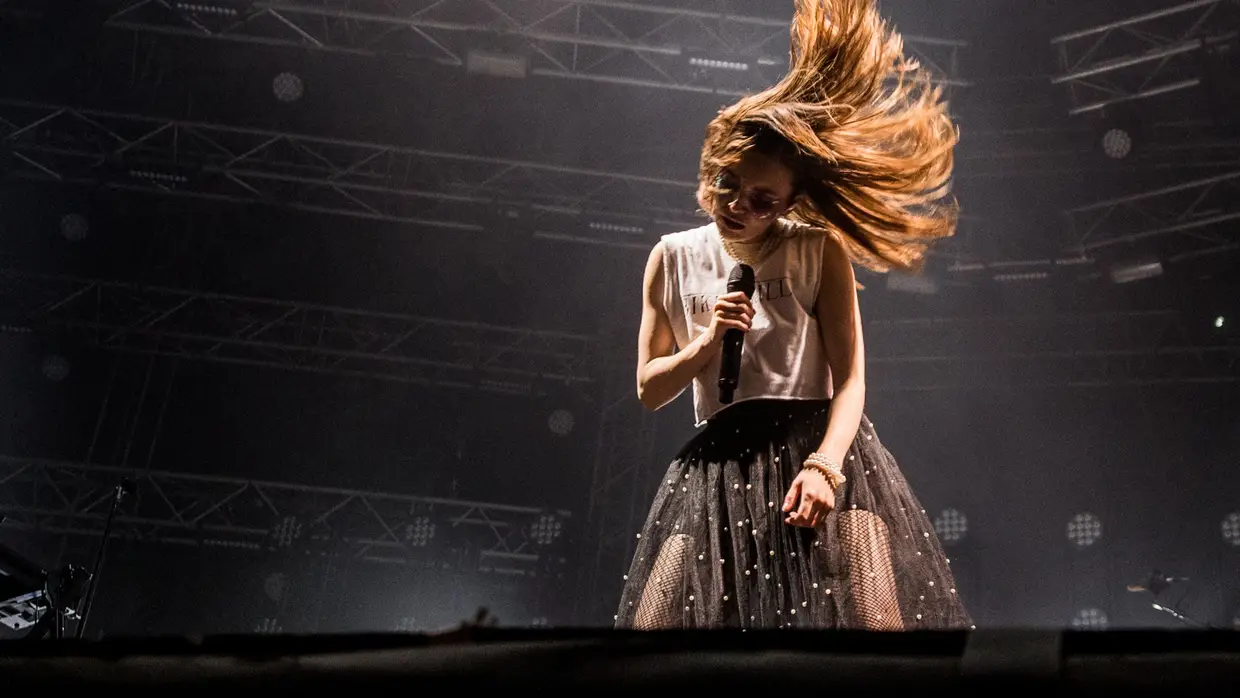 Lauren Mayberry, dos Chvrches, num concerto tardio no Palco Sagres