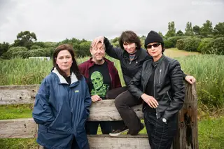 A resposta das Breeders à miúda “carrancuda” que viram num concerto [VÍDEO]