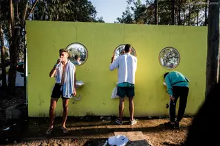 Tribos pouco católicas, os duches da praxe e comida em andamento. 25 imagens do campismo do MEO Sudoeste