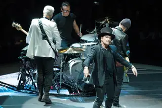 U2 em Portugal: fãs tiram fotos com Adam Clayton e Larry Mullen Jr.
