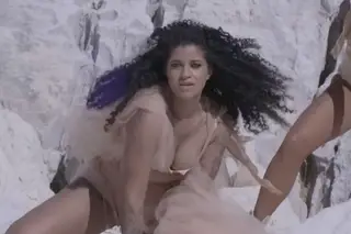 Blaya regressa com dose dupla: veja o vídeo colorido de 'Vem na Vibe' e o lado negro de 'Má Vida'