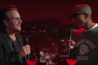 Bono e Pharrell Williams cantam ‘Stayin’ Alive’ na televisão