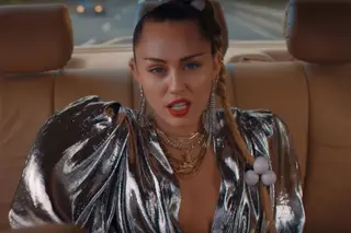 Strippers, padres e uma perseguição policial no regresso de Miley Cyrus. Veja o vídeo de 'Nothing Breaks Like a Heart'
