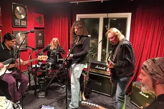 Membros de Metallica, Foo Fighters e Iron Maiden juntos na sala de ensaio