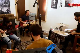 INSIDE #47: entre faturas, cartazes e uma bicicleta de pneus vazios, os Linda Martini ensaiam para os coliseus [VÍDEO]