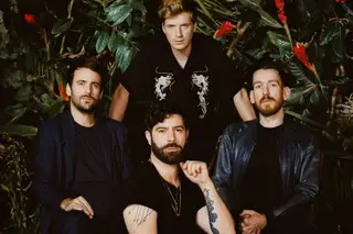 “Se precisarem de ficar sentados em casa sem fazer nada, não há problema”. O conselho dos Foals em tempos de confinamento