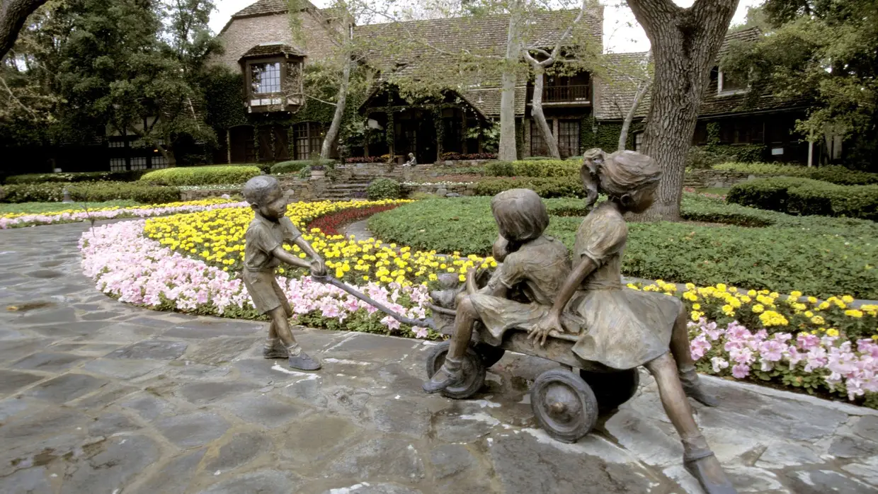 Rancho Neverland: estátuas ao longo da estrada que atravessa o jardim