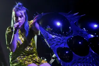 Vimos Billie Eilish, sensação de 17 anos, em Barcelona e encontrámos uma mega aranha, fãs fervorosos e canções a transbordar de sentimento