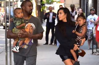 Kim Kardashian mostra primeira foto do filho Psalm, de apenas 4 semanas