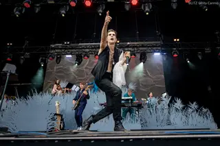 Perry Farrell trouxe extravagância, erotismo e uma garrafa de vinho para a hora do lanche no NOS Alive