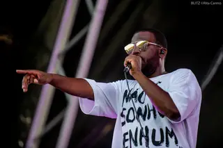 É funaná, é canções novas, é festa no meio do público. Assim é o maravilhoso "Mundu Nôbu" de Dino D'Santiago no Super Bock Super Rock