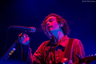 Matty Healy dos The 1975 beija admirador no Dubai