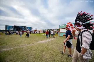 O que têm dois índios, um descapotável cor-de-rosa e um jogo de básquete em comum? Encontrámo-los todos no MEO Sudoeste