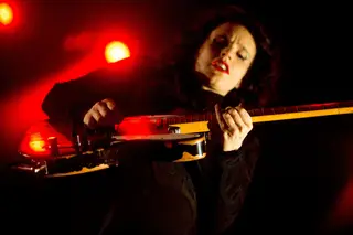 Salto alto, eletricidade e uma viagem espiritual a Woodstock. A corajosa Anna Calvi no EDP Vilar de Mouros