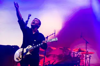 A força dos Manic Street Preachers no EDP Vilar de Mouros. Debaixo da solidão do neon, um sentido regresso aos anos 90