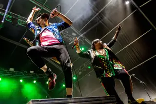 'Crowdsurfing', loucura e um colchão insuflável. O EDP Vilar de Mouros disse adeus com os Gogol Bordello