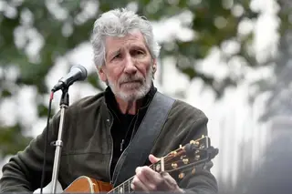 Roger Waters emociona-se a tocar versão de John Prine, músico que a covid-19 vitimou