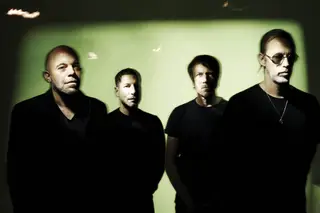 Ainda nos lembramos de olhar esgazeadamente para os sapatos? Este é um disco sobre os vícios que ficam