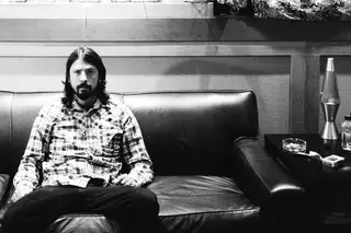 “Há dias em que ainda me sinto inseguro em palco”. O dia em que nos sentámos no sofá com Dave Grohl, o gajo mais porreiro do rock
